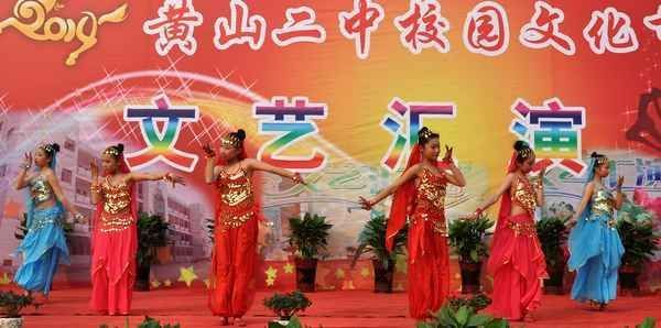 黄山二中成功举办第十三届校园文化艺术节